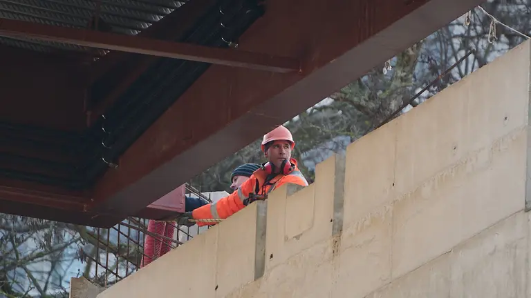 Obras de instalaci&oacute;n del ascensor urbano que conectar&aacute; la parte alta de la ciudad, en las proximidades de la calle Doctor L&oacute;pez Sanz con el paseo del Plazaola. PABLO LASAOSA