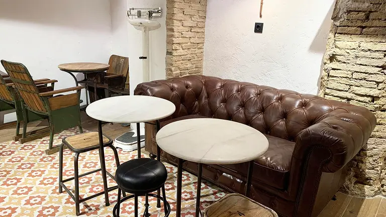 Interior de la tienda de café especializado Fika 2 en Pamplona. Navarra.com