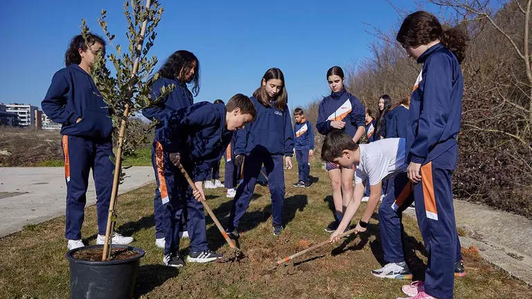 A* Jes&uacute;s Garzaron/Ayuntamiento de Pamplona
T* Plantaci&oacute;n de &aacute;rboles en colaboraci&oacute;n con el Ayuntamiento de Pamplona. Alumnos de Liceo Monjard&iacute;n.