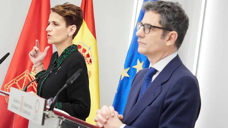 La presidenta de Navarra, Mar&iacute;a Chivite, y el ministro de la Presidencia, Relaciones con las Cortes y Memoria Democr&aacute;tica, F&eacute;lix Bola&ntilde;os. FOTO: Eduardo Sanz / Europa Press