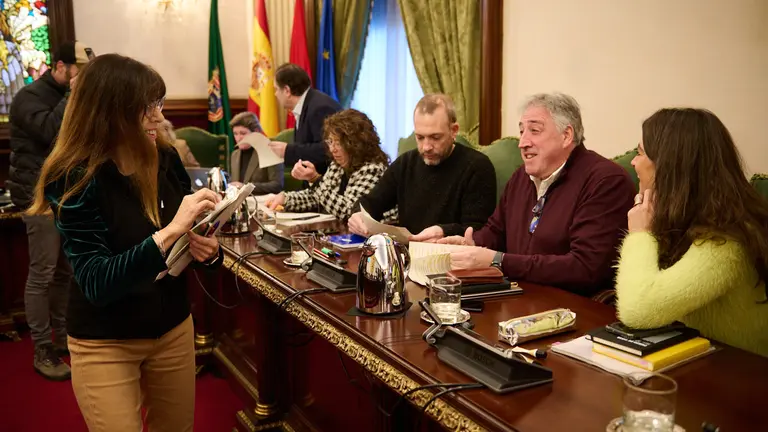 Maite Esporr&iacute;n junto a concejales de EH Bildu durante la celebraci&oacute;n del pleno extraordinario del Ayuntamiento. PABLO LASAOSA