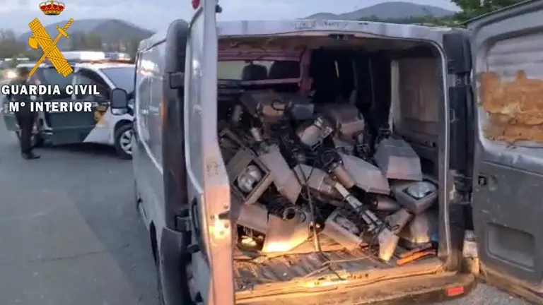 En el momento de la detenci&oacute;n llevaban en la furgoneta m&aacute;s de 40 luminarias. GUARDIA CIVIL