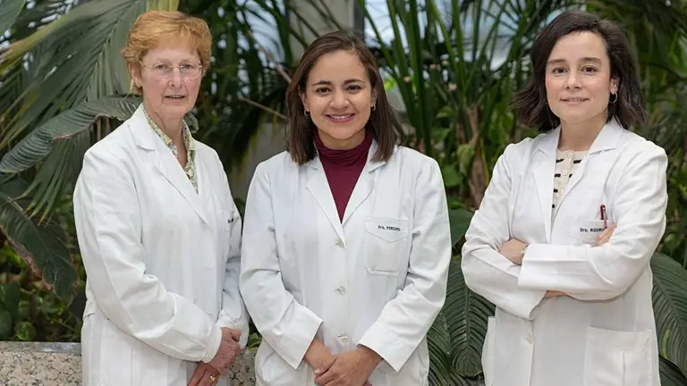 Las doctoras Gema Fr&uuml;hbeck, Carolina Perdomo y Paula Rodr&iacute;guez Otero,
investigadoras de la Cl&iacute;nica Universidad de Navarra que han publicado en las dos
revistas de Medicina m&aacute;s importantes del mundo. CL&Iacute;NICA UNIVERSIDAD DE NAVARRA