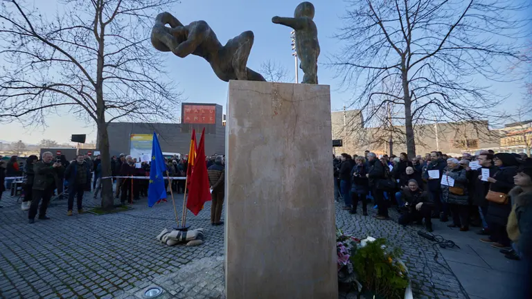 Concentración con motivo del Día de la Memoria de las víctimas del terrorismo de ETA convocada por la ANVITE, Fundación Tomás Caballero, Vecinos de Paz, Asociación Cultural Pompaelo, Sociedad Civil Navarra, Asociación Cultural Doble12, Libertad Ya, Recuperar Navarra, Ego Non y Asociación por la Tolerancia. IÑIGO ALZUGARAY