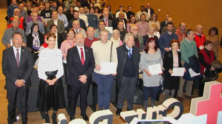 Foto de familia de autoridades y premiados en los galardones de Cruz Roja 2023. CRUZ ROJA