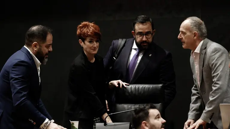 El portavoz del PSN, Ram&oacute;n Alzorriz (i), los parlamentarios de EH Bildu, Bakartxo Ruiz y Adolfo Araiz (d) y el vicepresidente y consejero de Presidencia Javier Remirez (2d), en el inicio del pleno del parlamento celebrado este jueves que debate el proyecto de Presupuestos de Navarra para 2023 que llega hoy a su &uacute;ltimo tr&aacute;mite con su debate y votaci&oacute;n en el pleno del Parlamento. EFE/ Jesus Diges
