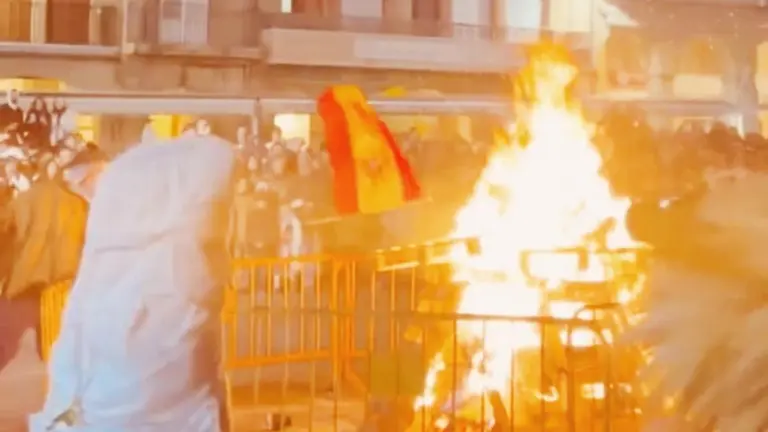 Queman una bandera de Espa&ntilde;a durante la celebraci&oacute;n del Carnaval Rural en Estella.