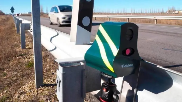 Un Veloradar para controlar la velocidad colocado en una carretera. ARCHIVO