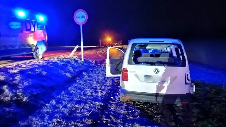 Imagen de c&oacute;mo ha quedado el coche accidentado en el que viajaba el herido. BOMBEROS DE NAVARRA