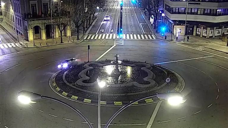 Imagen del tur&iacute;smo subi&eacute;ndose a la rotonda de Merindades. POLIC&Iacute;A MUNICIPAL DE PAMPLONA
