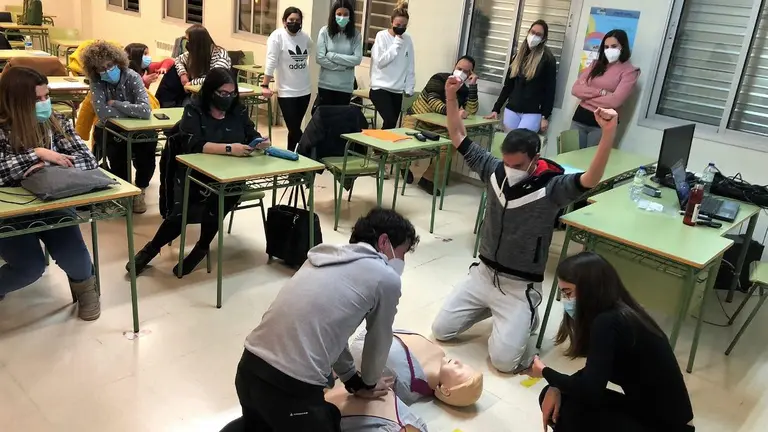Imagen de archivo de uno de los talleres impartidos por los universitarios dentro del proyecto 'Salvando vidas'. CEDIDA