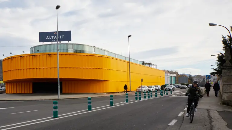 Edificio en el que va a abrir un supermercado la cadena Supeco, en la calle Bizkarmendia número 2 de Burlada. IÑIGO ALZUGARAY