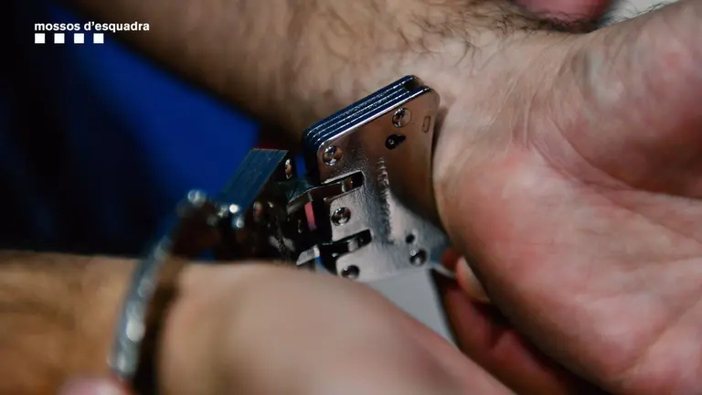 Imagen de archivo de un hombre esposado. CEDIDA