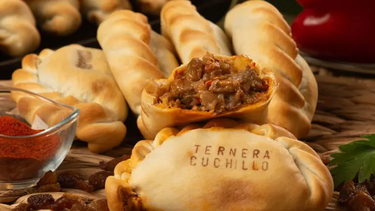 Empanadas de ternera preparadas para degustar. Cachito M&iacute;o.