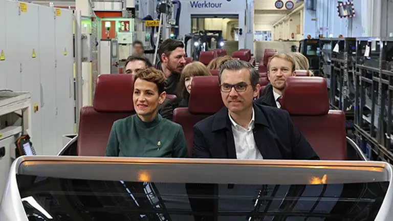 La presidenta de Navarra, Maria Chivite, durante la visita que ha realizado a la central de Volkswagen en Wolfsburg (Alemania) donde ha conocido los detalles del proyecto de inversi&oacute;n que va a efectuar la empresa automovil&iacute;stica para la planta de Landaben que asciende a un total de 1.024 millones de euros. Chivite ha mantenido un encuentro con Christian Vollmer, miembro de la Junta Directiva responsable de Producci&oacute;n y Log&iacute;stica, y con el presidente de Volkswagen Navarra, Michael Hobusch. Durante la reuni&oacute;n, han coincidido en seguir manteniendo la cooperaci&oacute;n en materia de transformaci&oacute;n, medidas medioambientales y formaci&oacute;n y ha anunciado que este mi&eacute;rcoles el Ejecutivo aprobar&aacute; en sesi&oacute;n de gobierno la declaraci&oacute;n de inter&eacute;s foral de la "mayor inversi&oacute;n que va a tener Navarra en su historia". EFE/ Gobierno de Navarra