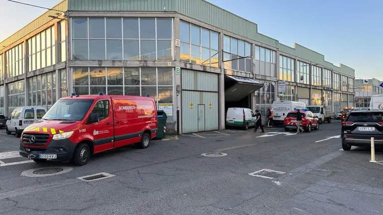 Efectivos de emergencias reaniman a un hombre tras desvanecerse y chocar en el pol&iacute;gono Berriainz. CEDIDA