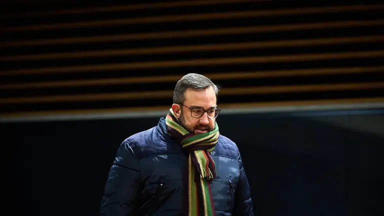 El vicepresidente Rem&iacute;rez minutos antes del comienzo del pleno del Parlamento. PABLO LASAOSA