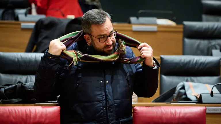 El vicepresidente Rem&iacute;rez minutos antes del comienzo del pleno del Parlamento. PABLO LASAOSA