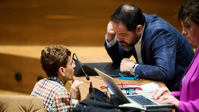 Mar&iacute;a Chivite y Ram&oacute;n Alz&oacute;rriz durante el pleno del Parlamento. PABLO LASAOSA