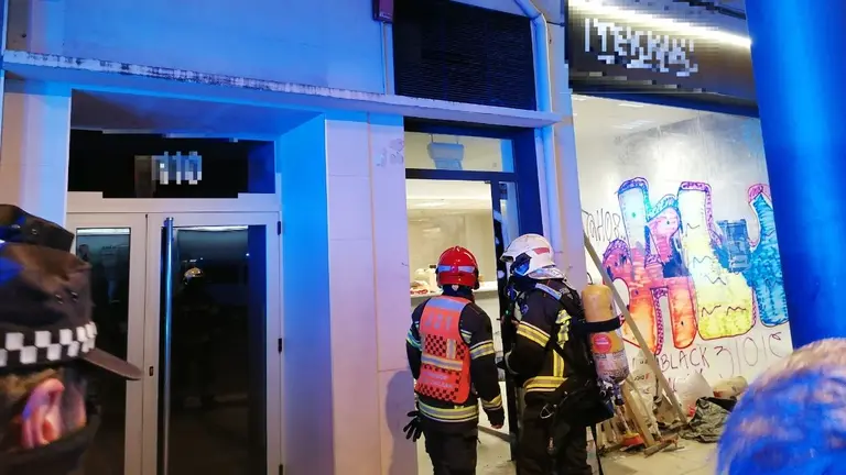 Los servicios de emergencias en el lugar donde un hombre se ha intoxicado con mon&oacute;xido de carbono. POLIC&Iacute;A MUNICIPAL DE PAMPLONA