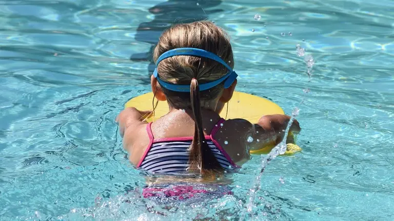 Una niña en una piscina. ARCHIVO