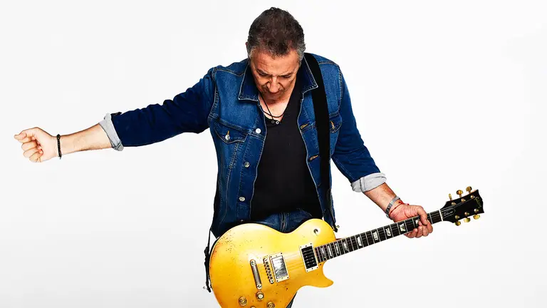 Carlos Go&ntilde;i, del grupo Rev&oacute;lver, en una imagen promocional de su nuevo disco 'Adictos a la euforia'. Foto: Domingo J. Casas