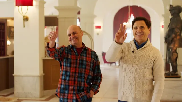 Pepe Viyuela y Jos&eacute; Mota en 'El hotel de los l&iacute;os', una nueva comedia dirigida por la navarra Ana Murugarren. CEDIDA