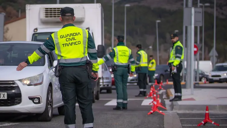 Imagen de archivo de un control de la Guardia Civil de Tr&aacute;fico en Navarra. CEDIDA