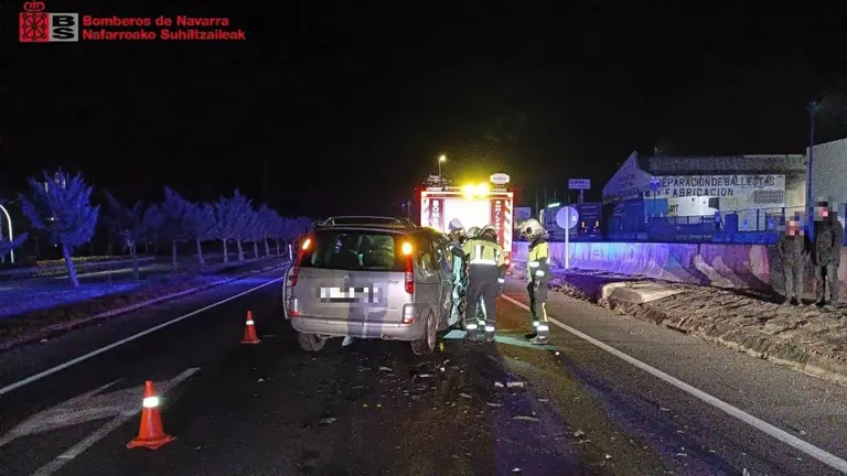 Los bomberos intervienen en uno de los veh&iacute;culos accidentados. - BOMBEROS DE NAVARRA