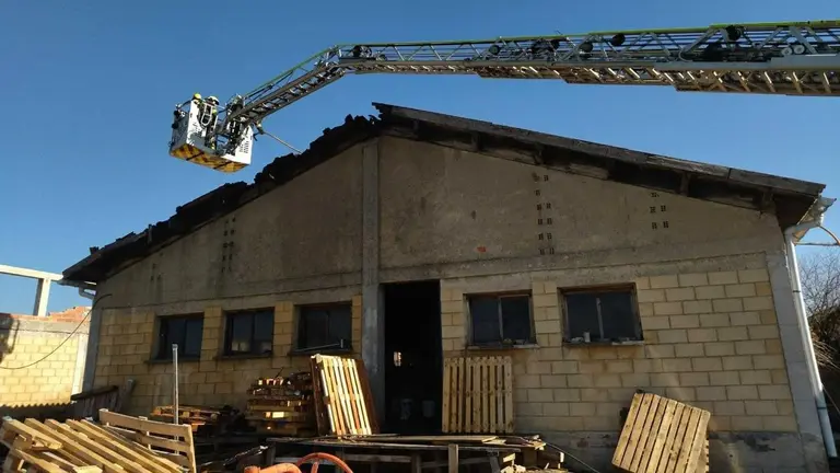 Incendio en una nave ganadera de Aoiz. - BOMBEROS DE NAVARRA