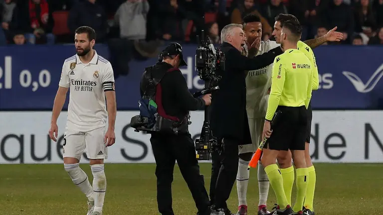 El t&eacute;cnico italiano del Real Madrid, Carlo Ancelotti, protesta al colegiado Munuera Montero al termino del primer tiempo del encuentro correspondiente a la jornada 22 de primera divisi&oacute;n que disputan hoy s&aacute;bado frente a Osasuna en el estadio El Sadar de Pamplona. EFE / Villar L&oacute;pez.