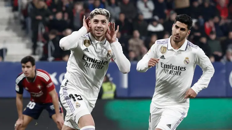 El centrocampista uruguayo del Real Madrid, Fede Valverde, celebra el primer gol del equipo madridista durante el encuentro correspondiente a la jornada 22 de primera divisi&oacute;n que disputan hoy s&aacute;bado frente a Osasuna en el estadio El Sadar de Pamplona. EFE / Jesus Diges.