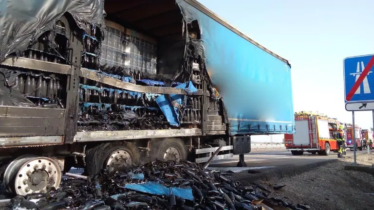 Buena parte de la carga del cami&oacute;n qued&oacute; calcinada. BOMBEROS DE NAVARRA