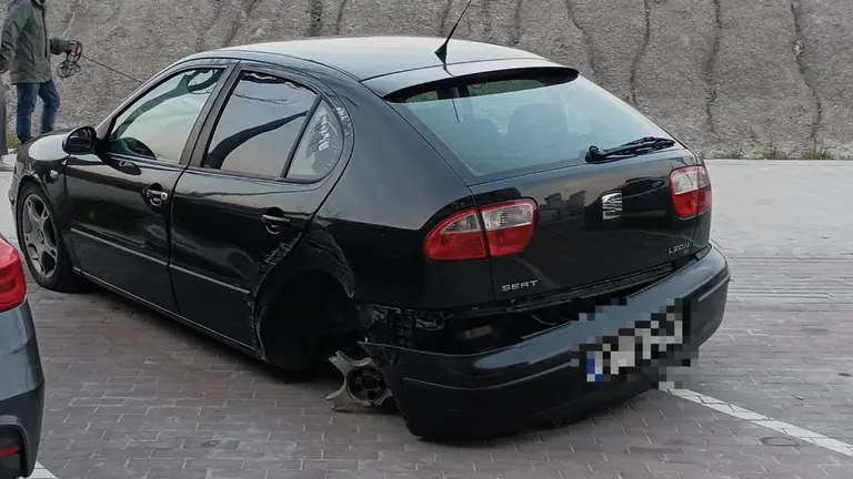 El conductor trat&oacute; de huir en el veh&iacute;culo, a pesar de que hab&iacute;a perdido una rueda tras el impacto. POLIC&Iacute;A MUNICIPAL DE PAMPLONA