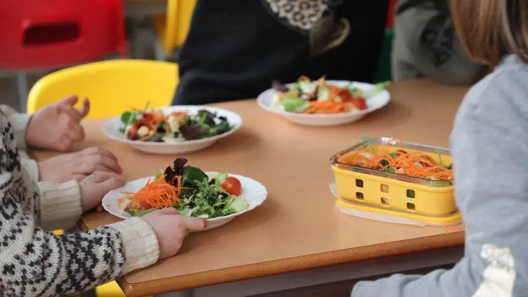 Ni&ntilde;os comiendo verdura en un colegio de Navarra. CEDIDA