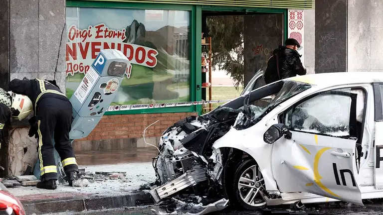 Una persona ha muerto tras sufrir un accidente de tr&aacute;fico este lunes en el barrio de San Juan de Pamplona, al chocar el veh&iacute;culo que conduc&iacute;a en la calle Monasterio de la Oliva. El suceso ha tenido lugar sobre las 8:00 horas de la ma&ntilde;ana, seg&uacute;n han confirmado fuentes de la Polic&iacute;a Municipal, que se&ntilde;alan que en el veh&iacute;culo tan solo viajaba la persona fallecida. Las mismas fuentes han indicado que el grupo de Atestados de la Polic&iacute;a Municipal se ha hecho cargo de las investigaciones y "no descarta ninguna hip&oacute;tesis" sobre las circunstancias del suceso.  EFE/ Jes&uacute;s Diges