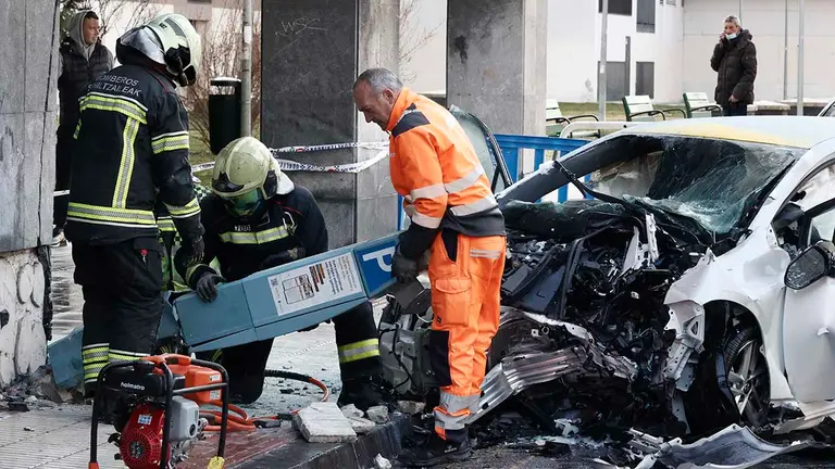 Una persona ha muerto tras sufrir un accidente de tr&aacute;fico este lunes en el barrio de San Juan de Pamplona, al chocar el veh&iacute;culo que conduc&iacute;a en la calle Monasterio de la Oliva. El suceso ha tenido lugar sobre las 8:00 horas de la ma&ntilde;ana, seg&uacute;n han confirmado fuentes de la Polic&iacute;a Municipal, que se&ntilde;alan que en el veh&iacute;culo tan solo viajaba la persona fallecida. Las mismas fuentes han indicado que el grupo de Atestados de la Polic&iacute;a Municipal se ha hecho cargo de las investigaciones y "no descarta ninguna hip&oacute;tesis" sobre las circunstancias del suceso.  EFE/ Jes&uacute;s Diges