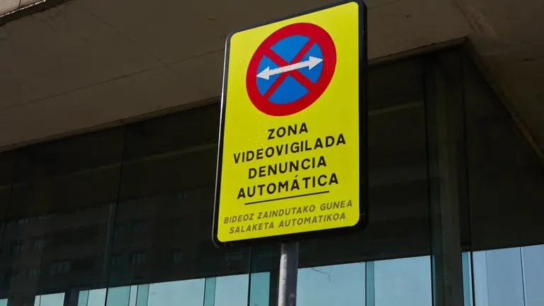 Lugar de estacionamiento prohibido y vigilado con multa autom&aacute;tica frente a la estaci&oacute;n de autobuses de Pamplona. I&Ntilde;IGO ALZUGARAY