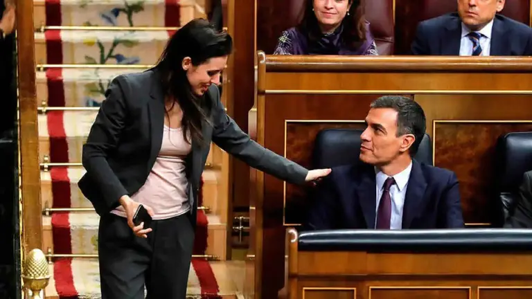 La ministra de Igualdad, Irene Montero le pasa la manopor el hombre al presidente del Gobierno, Pedro S&aacute;nchez. EFE