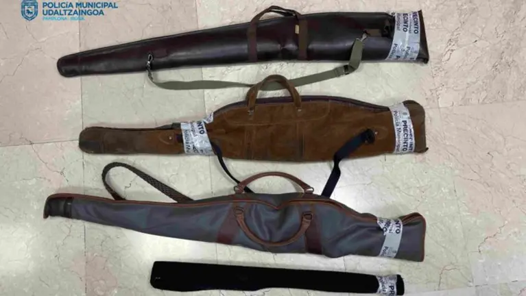 Las armas incautadas en un domicilio de Pamplona. POLIC&Iacute;A MUNICIPAL DE PAMPLONA