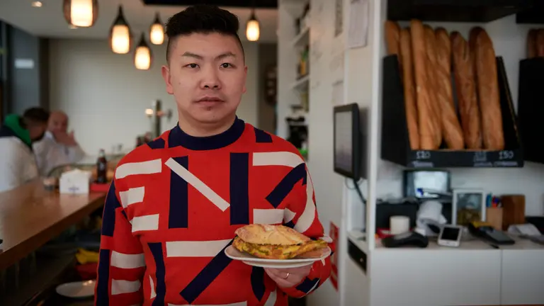 Dong Liang Lin regenta el bar Saturnian en el Soto Lezkairu. IRANZU LARRASOA&Ntilde;A