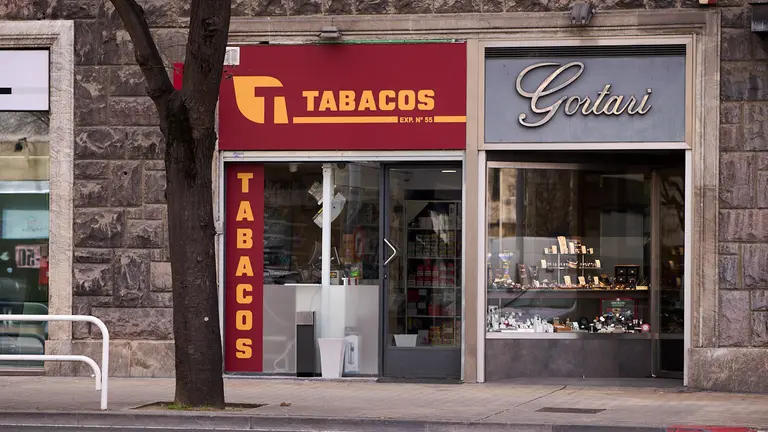 Nuevo estanco N&ordm;55 en la Avenida Baja Navarra 16, junto a la Plaza Merindades. PABLO LASAOSA