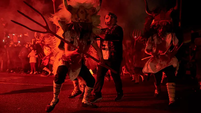 Los momotxorros toman las calles de Alsasua durante el martes de carnaval de 2023. IRANZU LARRASOAÑA