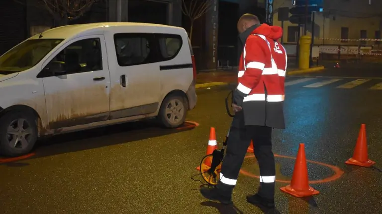Un agente de la Brigada de Atestados de la Polic&iacute;a Foral realiza mediciones durante la investigaci&oacute;n del atropello en Ribaforada. POLIC&Iacute;A FORAL