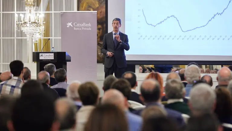 El especialista en estrategias de inversi&oacute;n de CaixaBank, C&eacute;sar Mart&iacute;nez, durante su conferencia. CAIXABANK.