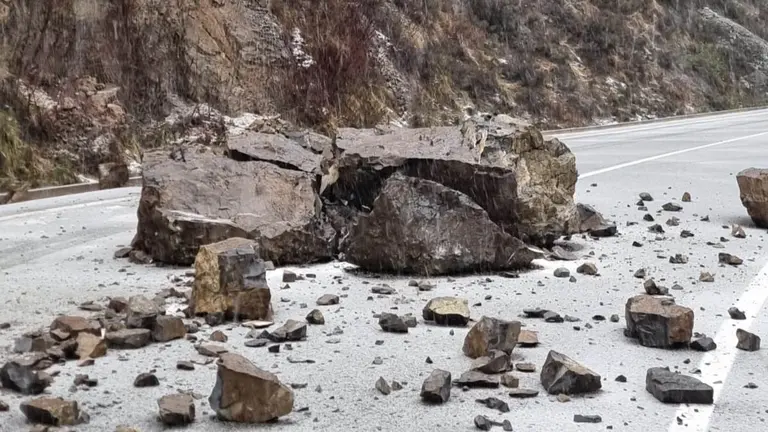 Una gran roca corta la carretera NA-137 en Isaba tras su derrumbamiento. GUARDIA CIVIL