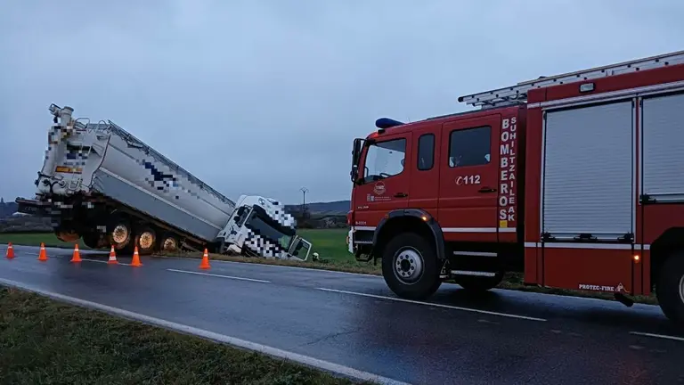 La cabina del cami&oacute;n qued&oacute; encajada en la cuneta. BOMBEROS DE NAVARRA