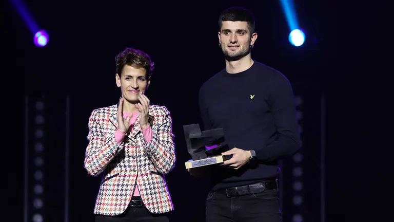 Mar&iacute;a Chivite aplaude a Asier Mart&iacute;nez en la entrega de los galardones deportivos 2022. Gobierno de Navarra.