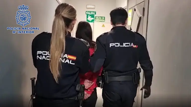 Agentes de la Polic&iacute;a Nacional custodian a la mujer detenida por apu&ntilde;alar presuntamente a su pareja en un domicilio de la madrile&ntilde;a calle Goya. POLIC&Iacute;A NACIONAL
