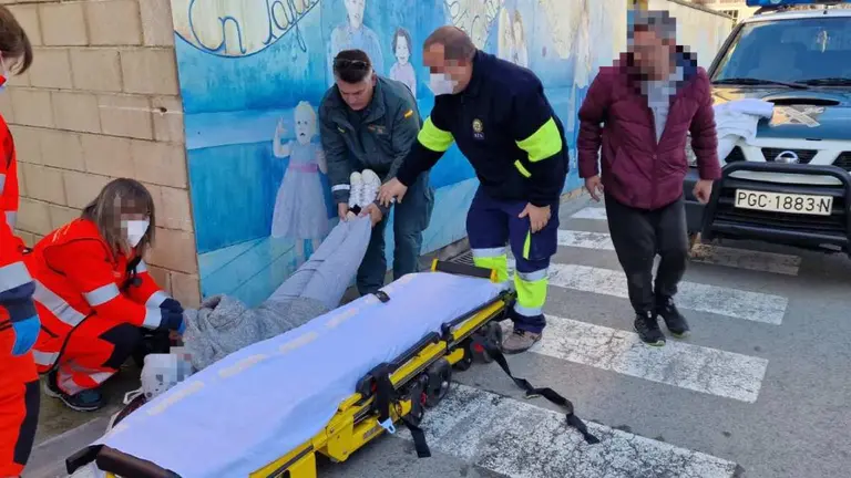 La Guardia Civil junto a los servicios sanitarios atienden a la mujer que se sintio indispuesta en la estacion de autobueses de Tafalla. GUARDIA CIVIL